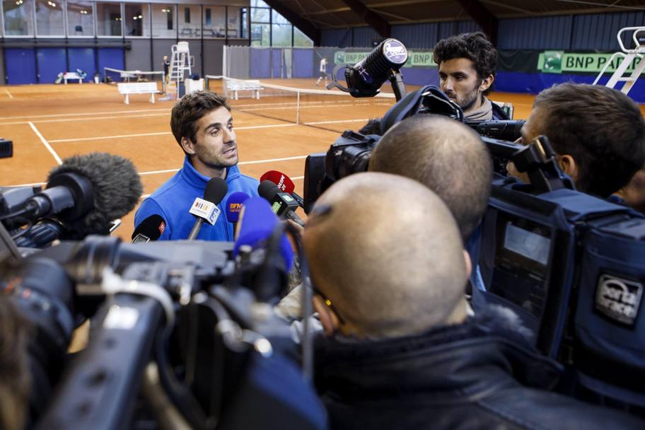 Il capitano della squadra francese Arnaud Clement parla con i giornalisti. (EPA)